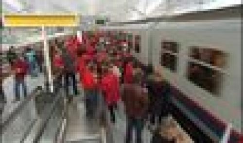 Les manifestants partent des Guillemins